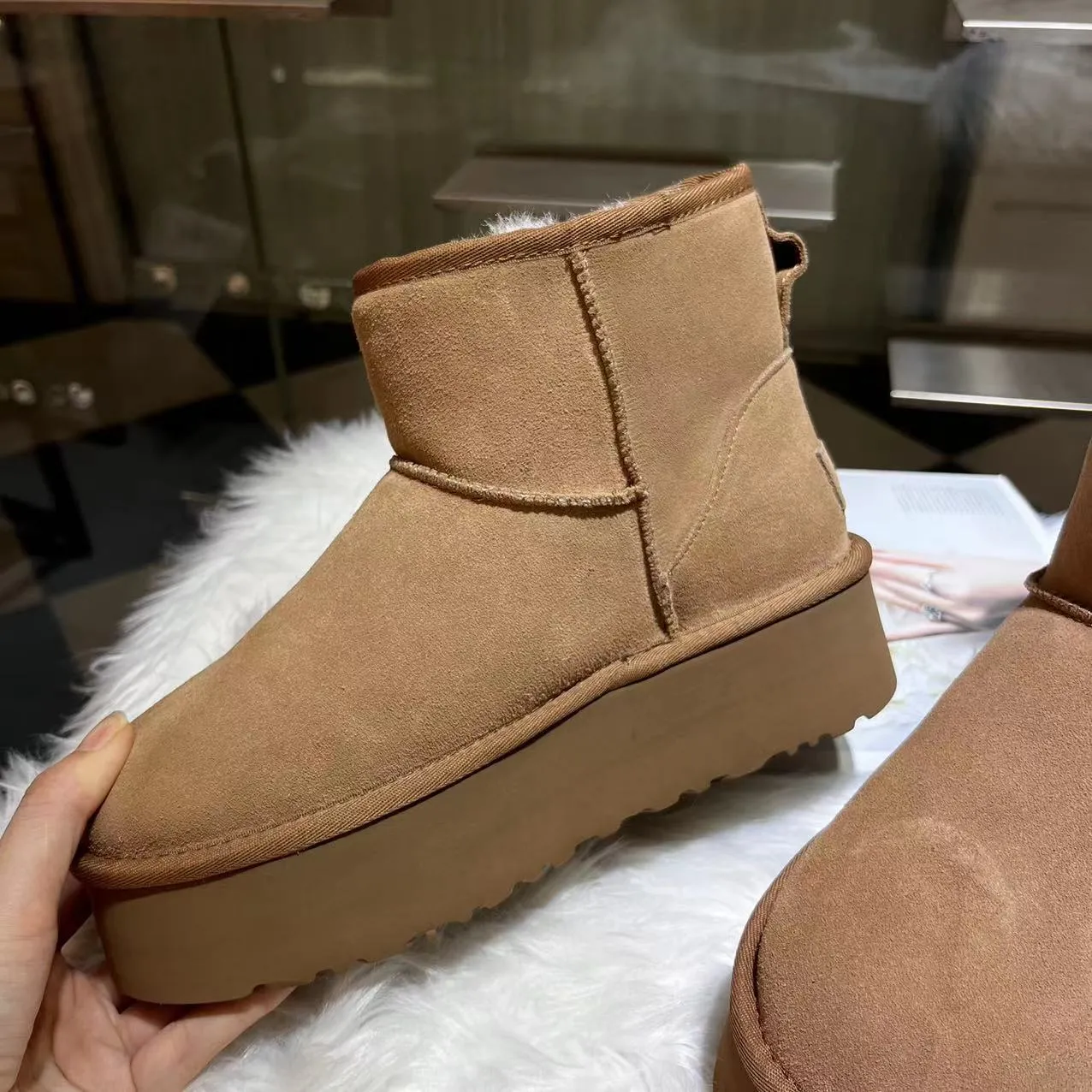 💰520 UGG sheepskin all-in-one snow boots. The official website synchronizes the new autumn and winter women's classic mini (thick sole) short snow boots 1134991, three-layer combination thick sole 5 cm, lightweight and non-slip, suede upper, 17 mm real wool lining, comfortable and casual, simple and fashionable! Color: Maroon Black Military Green Chocolate Size: 35-41